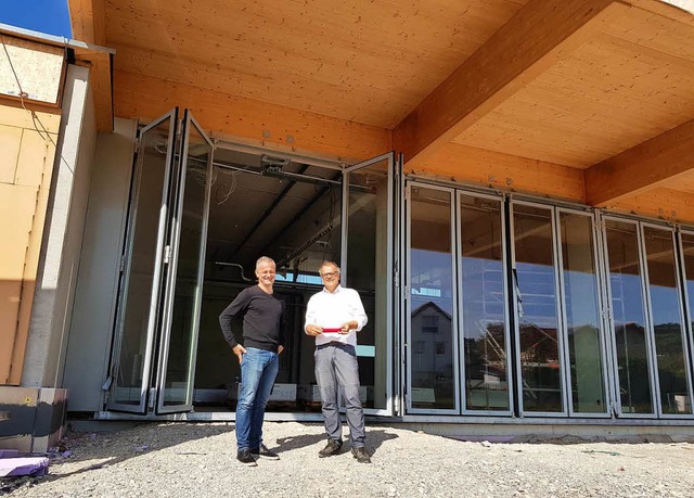 Architekt Friedemann Roller (links) un... teurer wird als ursprünglich geplant. | Foto: Julius Wilhelm Steckmeister Architekt Friedemann Roller (links) un... teurer wird als ursprünglich geplant. | Foto: Julius Wilhelm Steckmeister