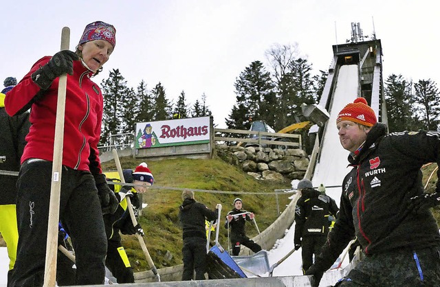 Tatkrftig: Ulrike Maier  (links) vom ...au packt bei der Prparierung  mit an.  | Foto: bachmann