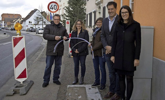 ber den Stand der Breitbandversorgung...n Versorgungsunternehmen (von links).   | Foto: Volker Mnch