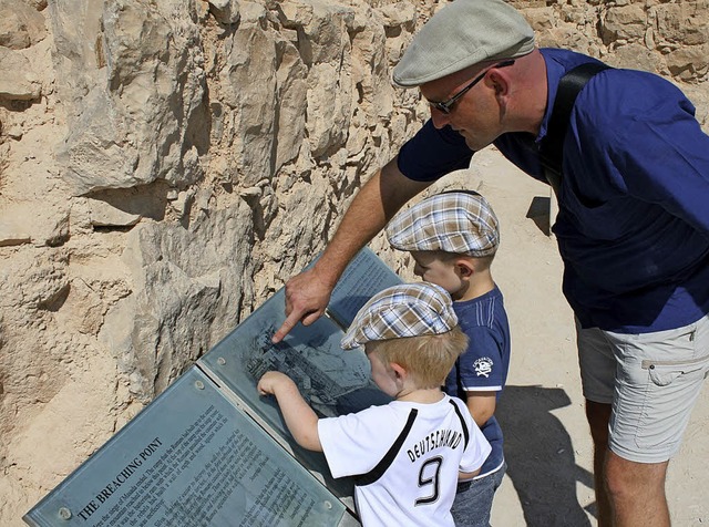 Selbst mit Kindern im Deutschland-Trik...n (hier in der Wstenfestung Masada).   | Foto: Manuela Mller