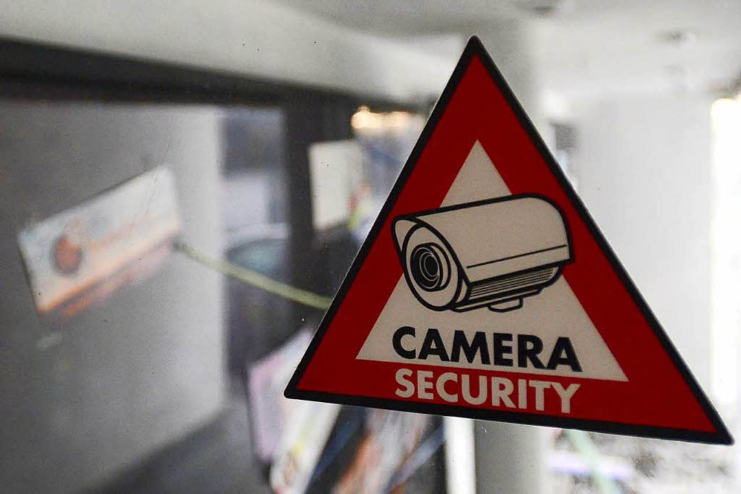 Ein Hinweisschild vor einer Bar in Freiburg: Hier luft eine Kamera.  | Foto: Ingo Schneider