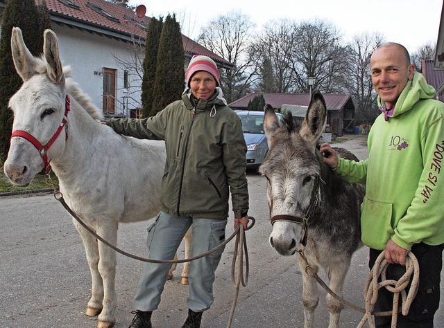 Helena Kgemark und Carlo Magnani  rei... zwei Eseln  Aurora (links) und Toni.   | Foto: Jrn Kerckhoff