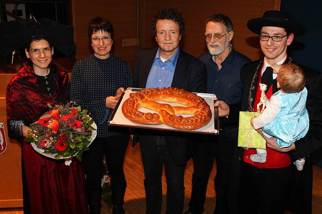 Neujahrsempfang der Gemeinde March in ... Marion die Neujahrsbrezel und Blumen.  | Foto: Mario Schneberg