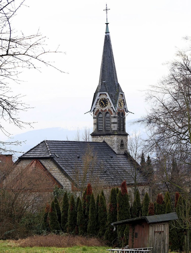 Vom Pfarrhaus aus gesehen kuschelt sic... Friedenskirche regelrecht an den Hang  | Foto: Rolf Reimann
