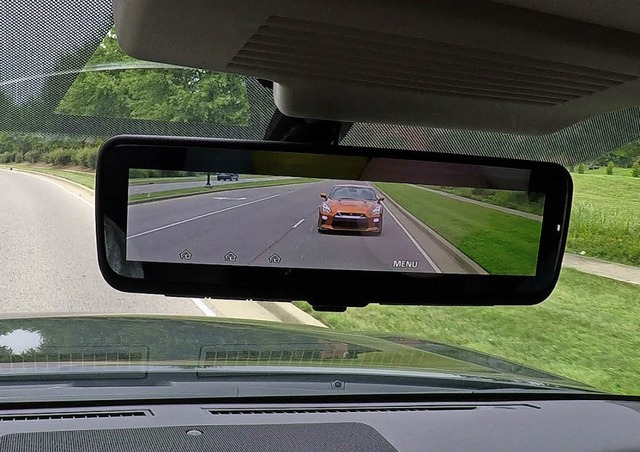 Im Gelndewagen Armada bringt Nissan e...el, der Kamerabilder einblenden kann.   | Foto: Nissan/dpa