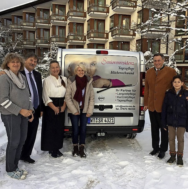 Schwester Anette, Frank Porten, Brigit...as neue Fahrzeug fr die Tagespflege.   | Foto: Stefan Pichler