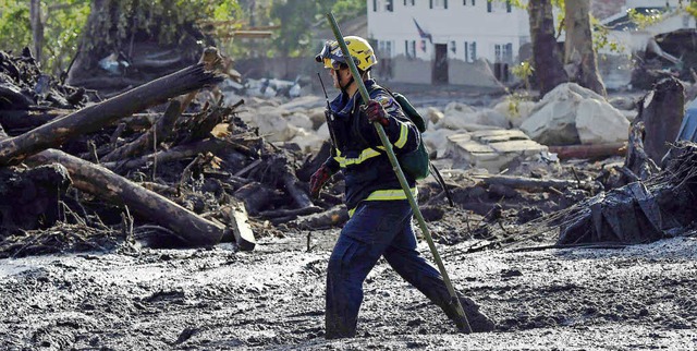 Ein Feuerwehrmann auf der Suche nach berlebenden   | Foto: Robyn Beck/AFP