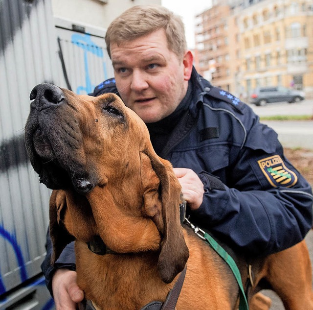 Hundefhrer Ralf Blechschmidt mit Bloodhound Hermine   | Foto: dpa