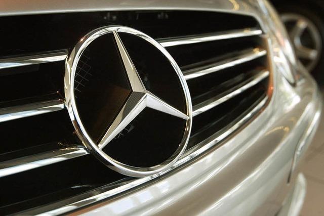 Unbekannter traktiert Mercedes mit Hammer