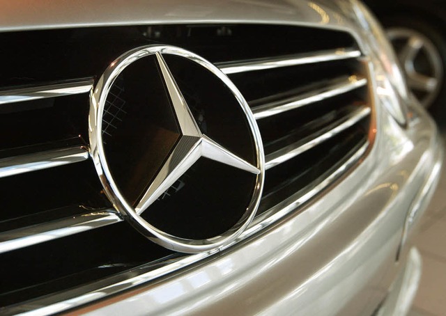 Ein Unbekannter schlug vermutlich mit ...e geparkten Mercedes (Symbolfoto) ein.  | Foto: TIM BOYLE