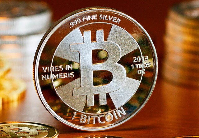 Symbolische Mnze der virtuellen Whrung Bitcoin  | Foto: dpa