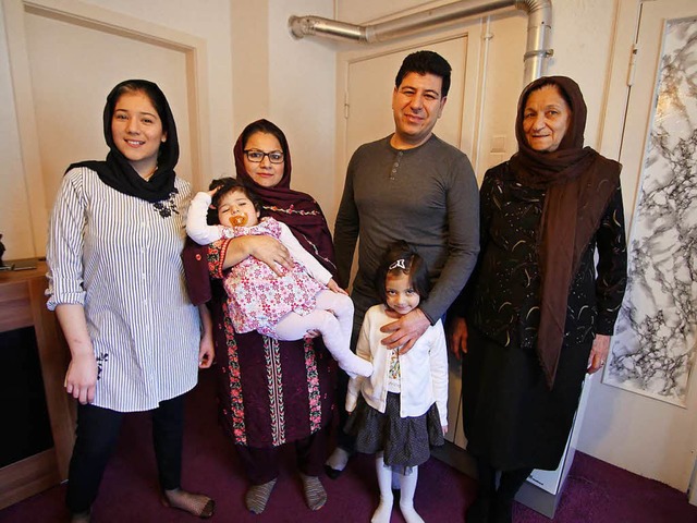 Angekommen: Familie Nasiri, hier Zahra...r Kazem, Tochter Tina und Tante  Samia  | Foto: Jannik Jrgens