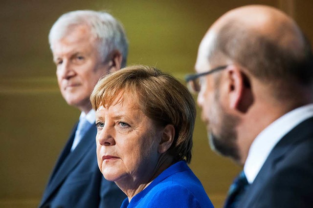 Horst Seehofer, Angela Merkel und Mart...am Morgen nach dem Sondierungsmarathon  | Foto: dpa