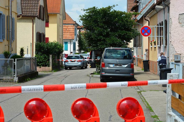 Polizeibeamte im Sommer 2017 am Tatort.  | Foto: Benedikt Sommer