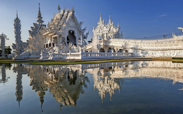 Ein Beispiel thailndischer Baukunst ist der Weie Tempel in Chiang Rai.  | Foto: Dirk Bleyer (2)