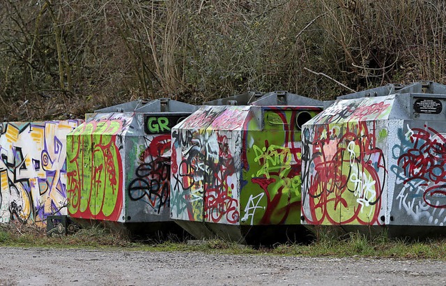 Die besprhten Altglascontainer beim SV Oberweier  | Foto: Christoph Breithaupt