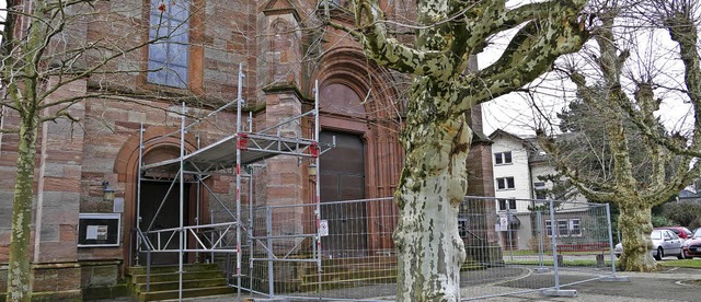 Die Sanierung der katholischen Kirche ...7 kleinere Steine von der Fassade ab.   | Foto: Lea Rollbhler