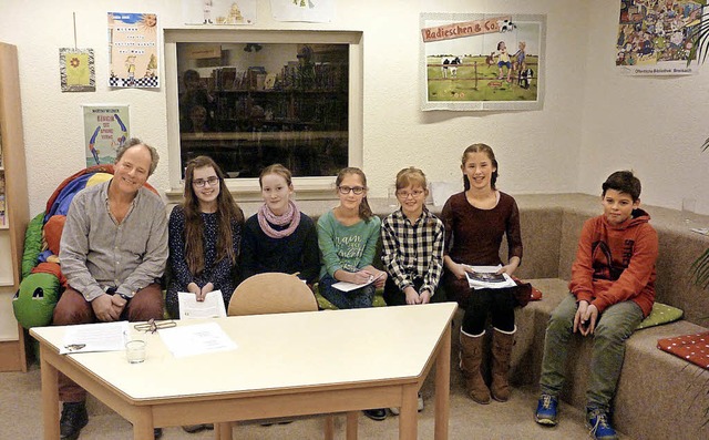Die Teilnehmer der Schreibwerkstatt de...ymnasiums mit Autor Martin Kirchgner  | Foto: Privat