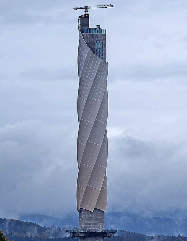 Ein ganz besonders Angebot ist die Fahrt zum  Thyssenkrupp-Testturm.  | Foto: dpa