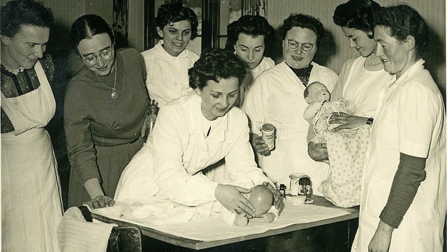 Blick ins Jahr 1957: Die Frauengemeins...atte zum Suglingspflegekurs geladen.   | Foto: Privat