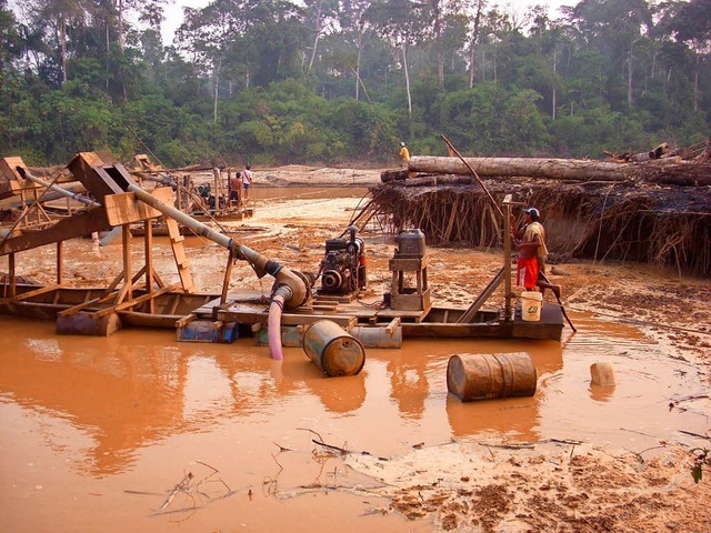Illegale Goldwscher am Fluss Madre de Dios in Peru  | Foto: Umweltministerium Peru
