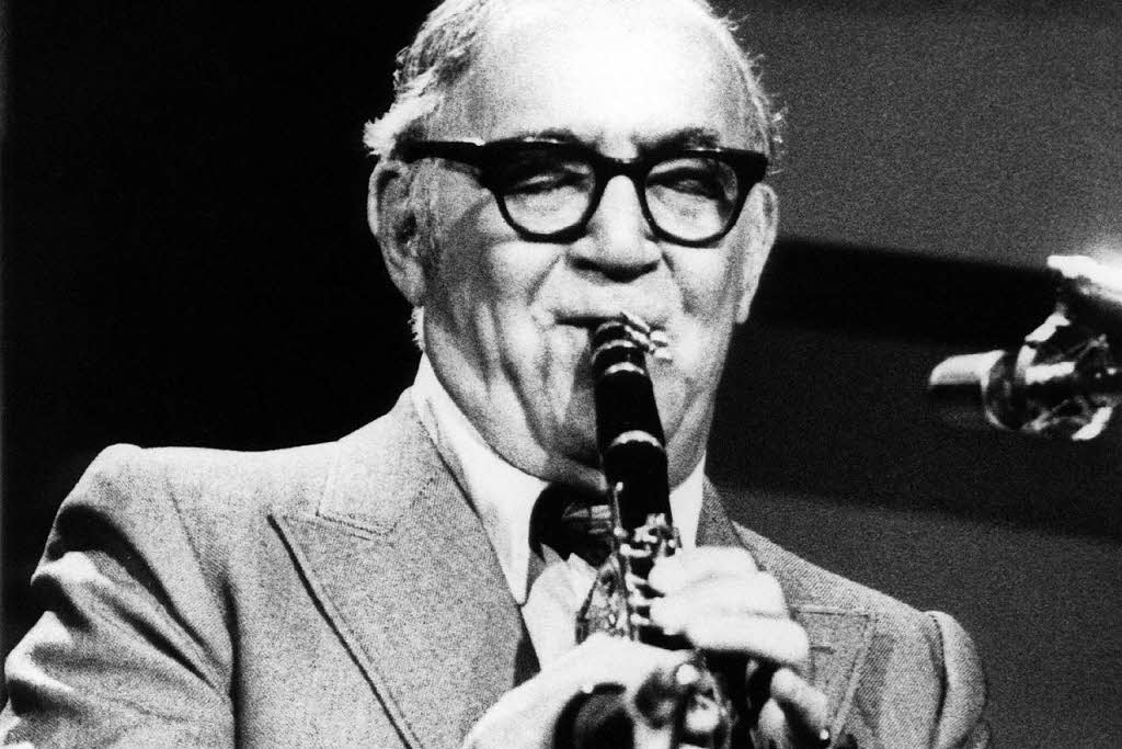 Бенни Гудмен джаз. Бенни Гудмен фото. Бенни Гудман портрет. Benny Goodman the King of Swing.