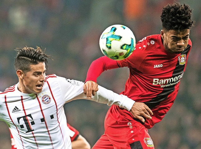 Bayerns James Rodriguez (links) im Zweikampf mit dem Leverkusener Wendell   | Foto: DPA