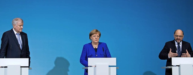 Horst Seehofer, Angela Merkel und Mart...tieren die Ergebnisse ihrer Gesprche.  | Foto: dpa