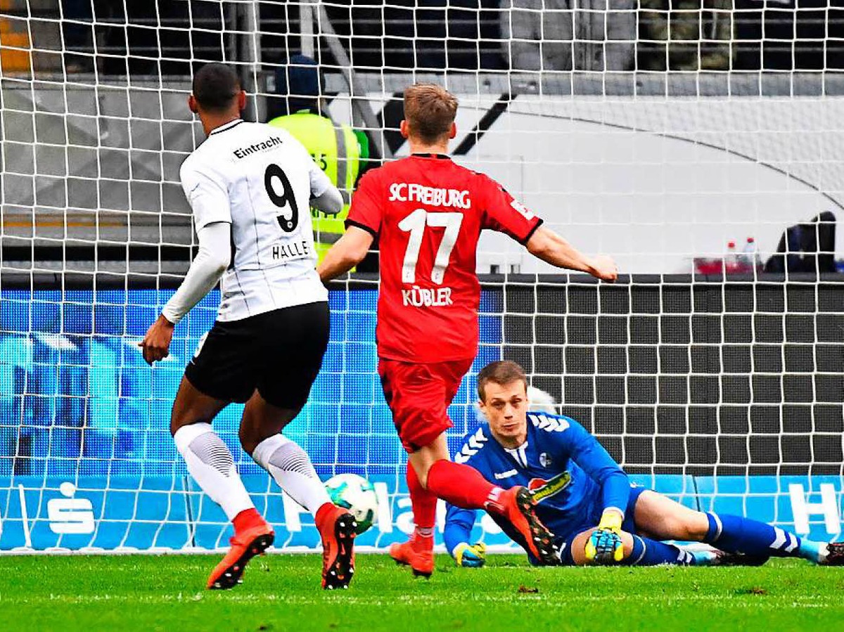 Alexander Schwolow im Blickpunkt: Der Freiburger Keeper konnte in der Anfangsphase gleich doppelt den Sportclub retten.