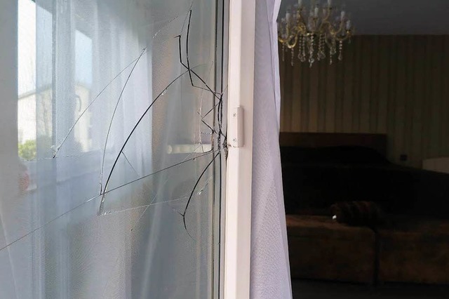 Einbrecher bohrten dieses Fenster eine...tr an und drangen in die Wohnung ein.  | Foto: Polizei/Peter Gerigk