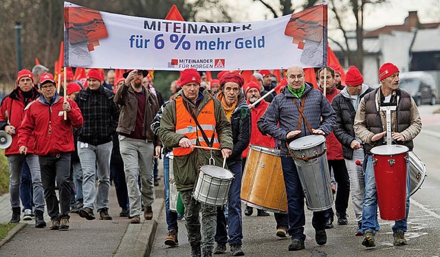 Warnstreik mit   Trommeln und Fahnen: ...trie folgten dem Aufruf der IG Metall.  | Foto:  dpa