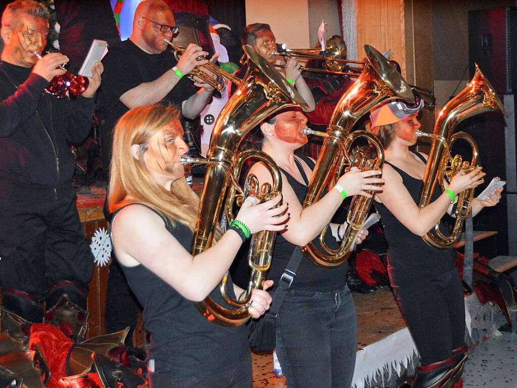 In Party-Laune versetzten mehrere Guggenmusiken die Besucher in Warmbach.