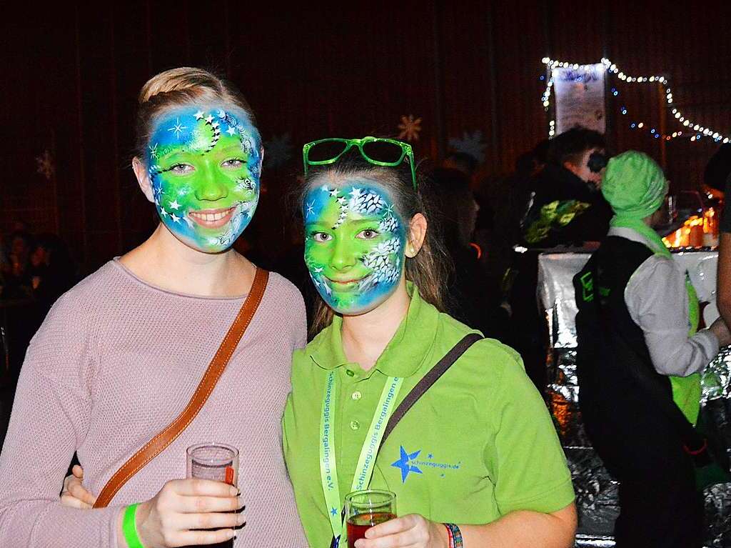 Die Fasnacht dreht auf: Schneeflckchen ins Gesicht geschminkt und schon steigt die Aprs-Ski-Stimmung in der Warmbacher Halle. Dort drehten am Wochenende fnf Guggenmusiken mchtig auf und zwei DJs mischten mit.