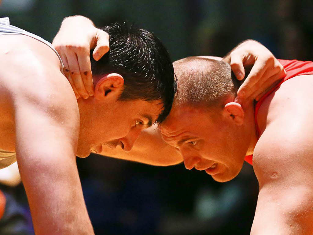 Gegen den Schwergewichtler Oleksandr Khotsianivskyi (rechts) musste sich der Adelhauser Nick Matuhin mit 0:9 geschlagen geben (Zwischenstand: 4:3 fr den TuS).