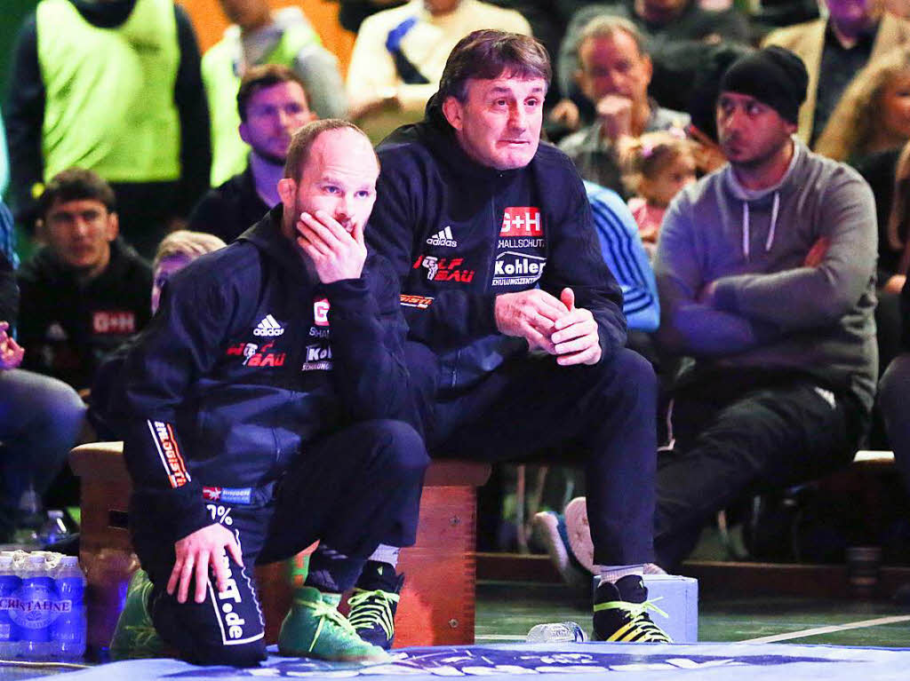 TuS-Trainer Bernd Reichenbach (rechts) und Ringer Marcel Ewald, der nach dem Kampf sein Karriereende verkndete.