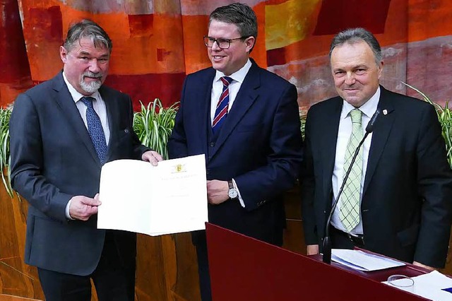 Die Ehrennadel des Landes wurde an Her...sha Frey und Brgermeister Tobias Benz  | Foto: Ralf H. Dorweiler