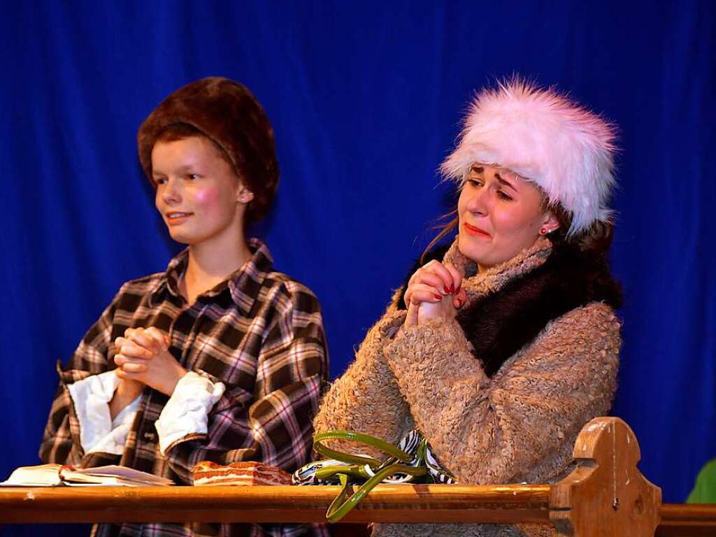 Nathalie Neipp und Selina Sigwart in der Kirche.