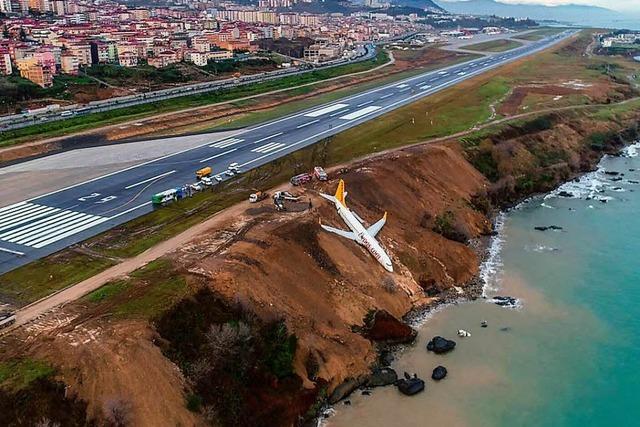 Flugzeug stürzt bei Landung fast ins Meer