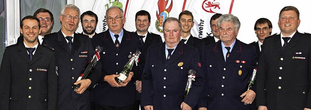 In diesem Jahr zhlten zu den Geehrten...tende Kommandant Ralf Sommer (links).   | Foto: Christiane Franz