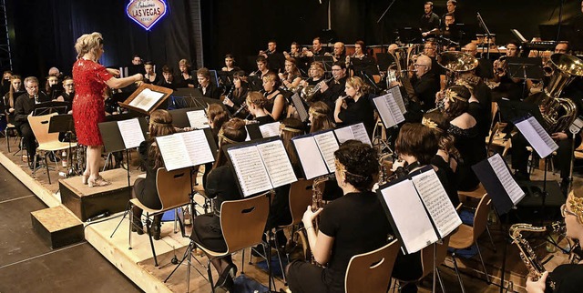 Die Dirigentin Yvonne Heizmann  und de...ich musikalisch nach Amerika begeben.   | Foto: Wolfgang Knstle