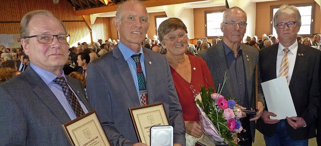 Mit der Ehrennadel des Landes Baden-W...das Ehepaar Rolf und Brigitte Schmidt.  | Foto: Karlernst Lauffer