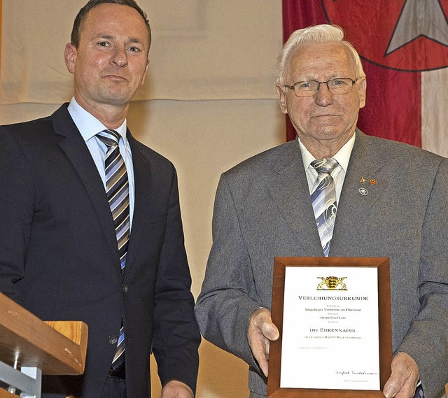 Brgermeister Schlafke berreicht Jose...rennadel des Landes Baden-Wrttemberg.  | Foto: Volker mnch