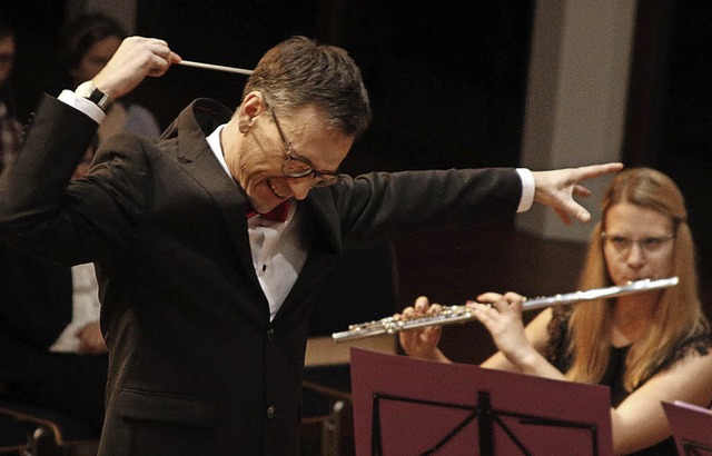 Mit vollen Einsatz: Marco Kaulke dirigiert den Musikverein.  | Foto: heidi fssel