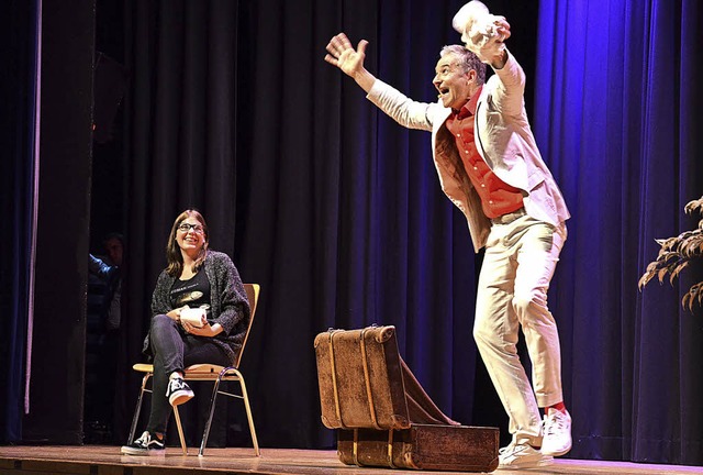 Felix Gaudo (rechts) bezog das Publikum aktiv in seine Bhnenshow ein.   | Foto: Erika Bader