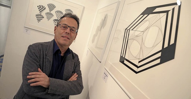 Gerhard Daum vor seinen technisch anmutenden Zeichnungen   | Foto: Christoph Breithaupt