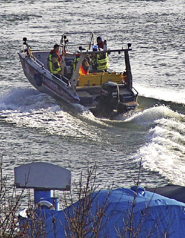 Das Boot der Feuerwehr Grenzach verlt den Jachthafen  | Foto: Rolf Reimann