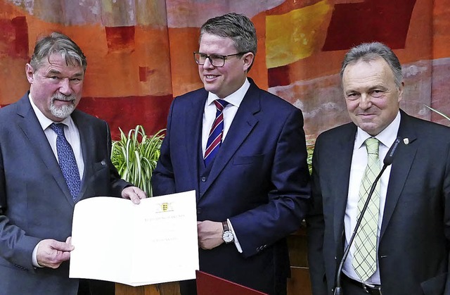Herwig Eggers (von links) erhlt die U...rgermeister Benz und MdL Josha Frey.   | Foto: Ralf H. Dorweiler