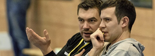 Nachdenken beim HC Hedos: Co-Trainer M...pf (links)  und Coach Simon Herrmann.   | Foto: Sebastian Khli