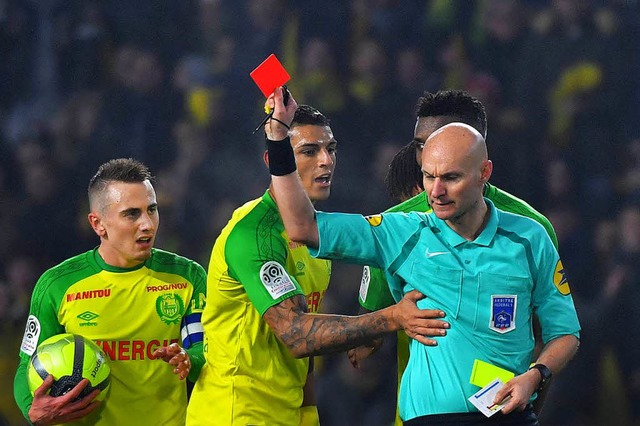 Hatte im Spiel FC Nantes gegen Paris S...ussetzer: Schiedsrichter Tony Chapron.  | Foto: AFP