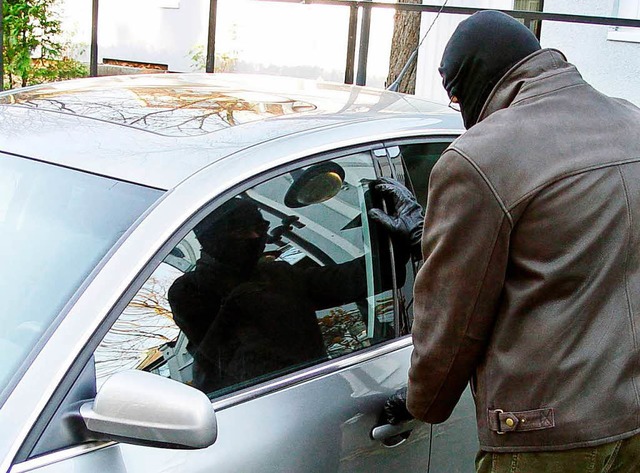 Immer wieder warnt die Polizei davor, ...fen sichtbar im Auto liegen zu lassen.  | Foto: Symbolbild: Schierenbeck/dpa